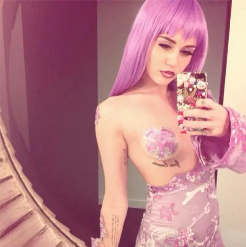 Miley Cyrus: prima sbronza poi tatoo della nonna