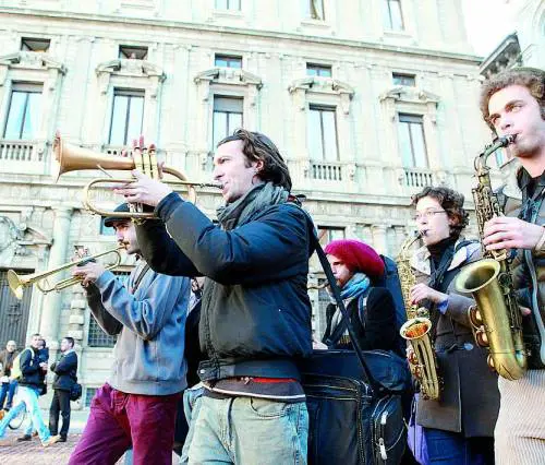 «Nuove regole per gli artisti di strada»