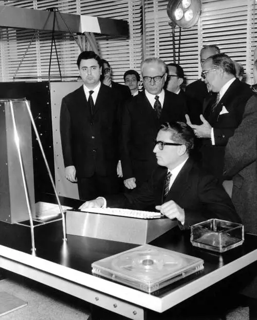 Adriano Olivetti mostra il "calcolatore elettronico" al presidente Gronchi