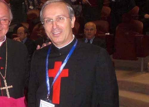 Padre superiore in galera Per vincere le elezioni ha sequestrato due preti