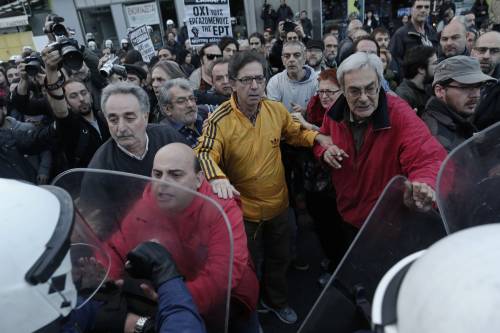 Atene, la polizia sgombera l'emittente occupata Ert
