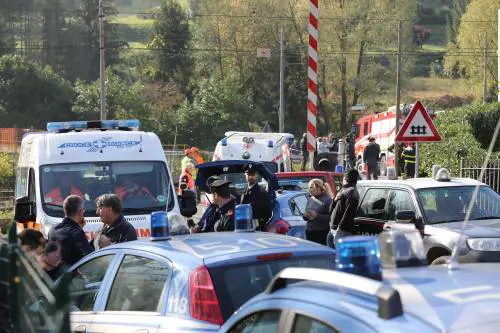 Treno investe ambulanza Due morti e un ferito