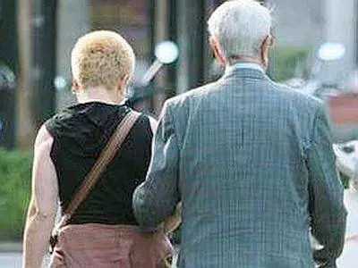 Badante lega al letto l'anziano e poi lo rapina