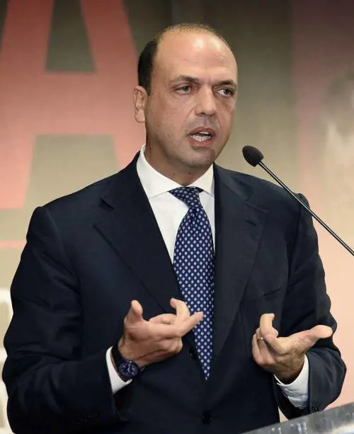 Il tradimento è servito: Alfano passa a sinistra