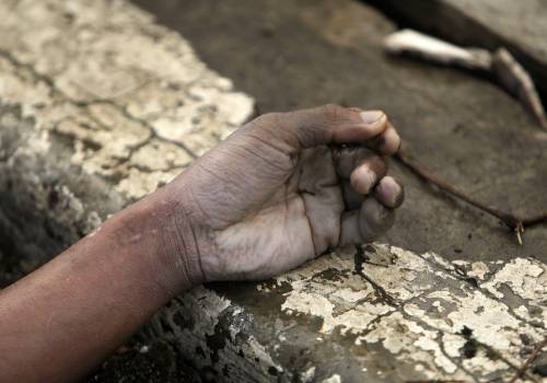 A caccia di cibo tra i cadaveri. Dopo il tifone è lotta per vivere