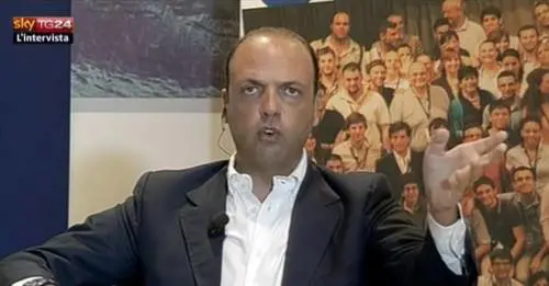 Alfano contro il Cav: "Avanti con Letta anche se Berlusconi decade"