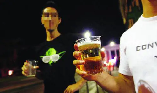 «Ci vietano l'alcol nei locali? Facciamo scorta al discount»