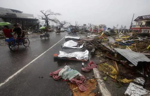 Il supertifone lascia diecimila morti