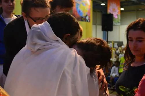 Nove ore in coda per star meglio con un abbraccio