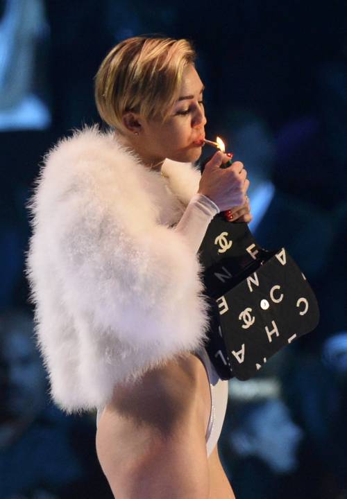 Miley Cyrus e la canna agli Ema