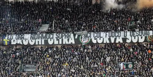 Juve, curve chiuse per cori contro napoletani
