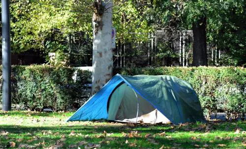 Vivere in tenda a cento metri da via della Spiga