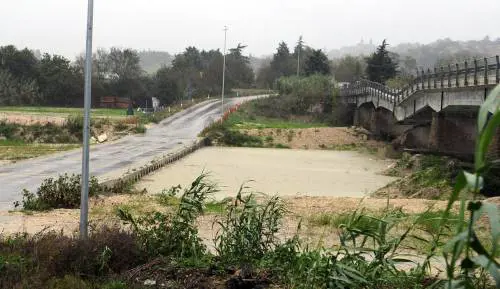 Nord flagellato dal maltempo. Frane e allagamenti in Liguria: deraglia un treno, due feriti
