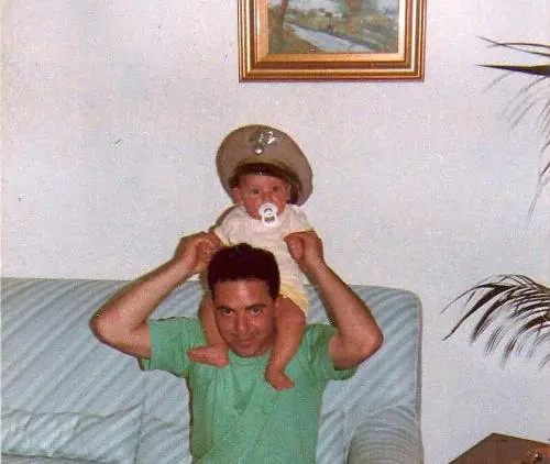 Marco Introvaia, oggi 26enne, con il padre Domenico e il berretto dei carabinieri