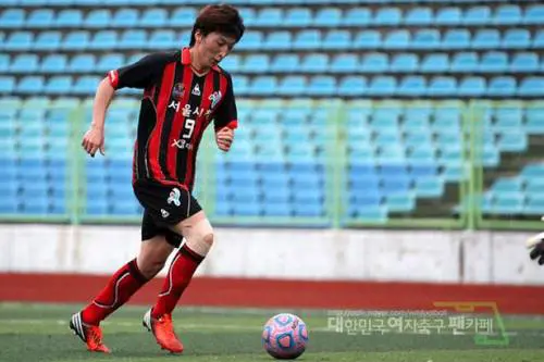 Sud Corea, polemiche sulla calciatrice che sembra un uomo