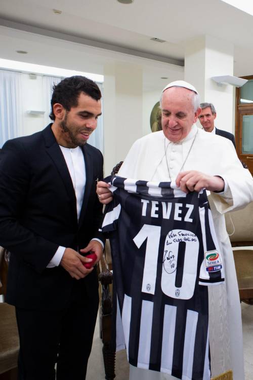 Tevez regala la maglia al Papa