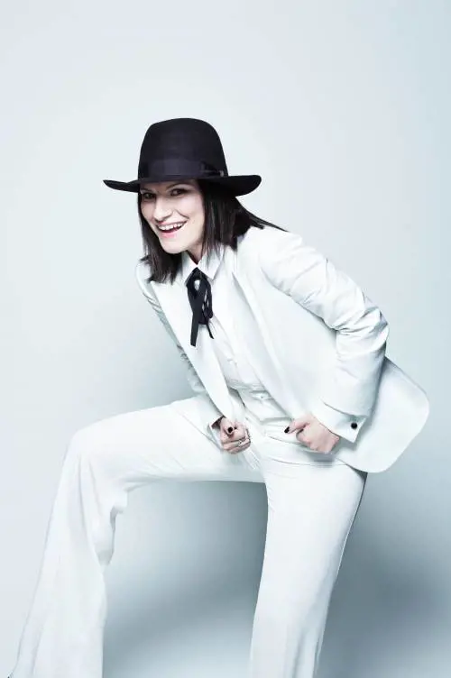 Pausini ricanta i suoi successi: "I miei concerti come a teatro"