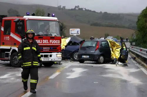 Tragedia sulla Palermo-Sciacca Cinque morti, tra cui un bimbo