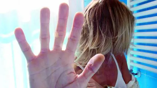 Picchia la moglie  per oltre 40 anni e alla fine le spara