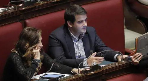 I lealisti non arretrano e chiedono la conta