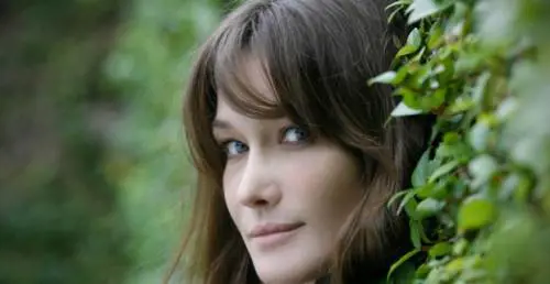 Carla Bruni ricoverata in ospedale: dolori alla mascella