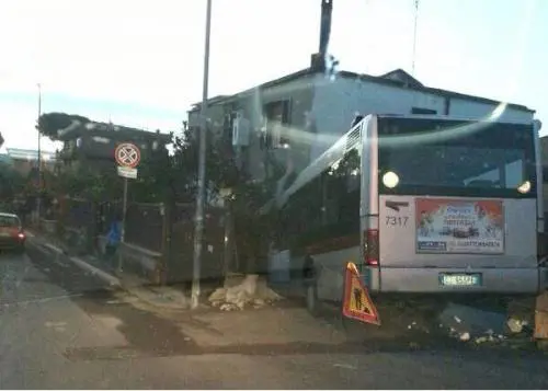 Roma, il bus finisce in casa di un malcapitato