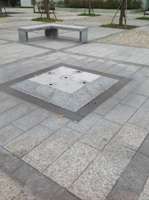 Le fontane spente nei giardini di via Moscova