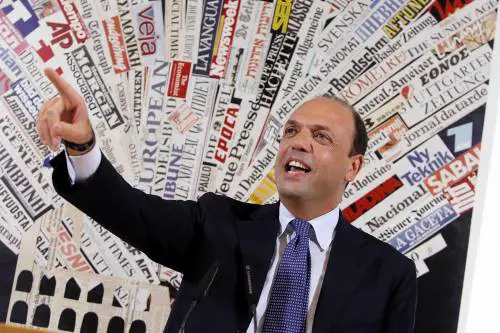 Alfano volta le spalle a Berlusconi: "Non manifestiamo per lui"