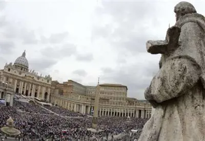 Uomo si dà fuoco a piazza San Pietro