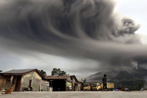 Spettacolare eruzione a Sumatra