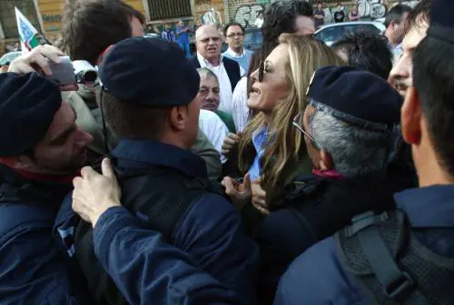 Protesta anti burqa, la Santanché pestata da un egiziano