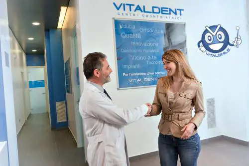 Problemi come l'alitosi rendono difficile l'integrazione sociale