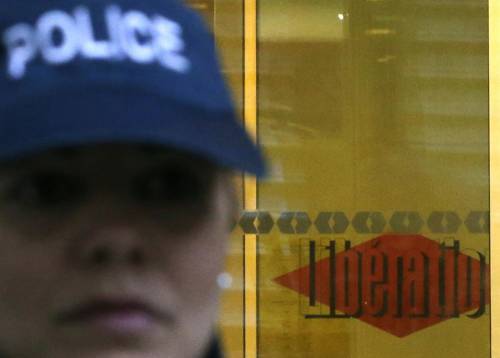 Un uomo col fucile terrorizza Parigi