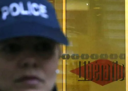 Un uomo col fucile terrorizza Parigi