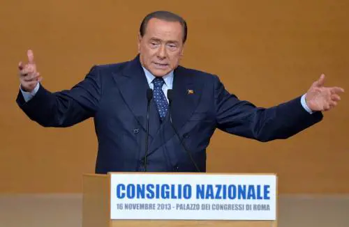 Berlusconi ai giovani: "Serve linfa nuova, un trust di cervelli"