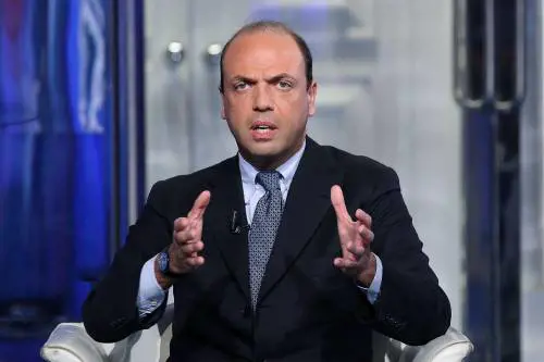 Gli alfaniani vanno a Berlino per farsi benedire dalla Merkel