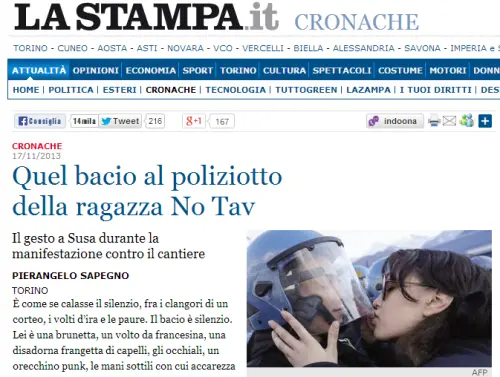 Baciò il poliziotto: la No Tav Nina De Chiffre denunciata per violenza sessuale