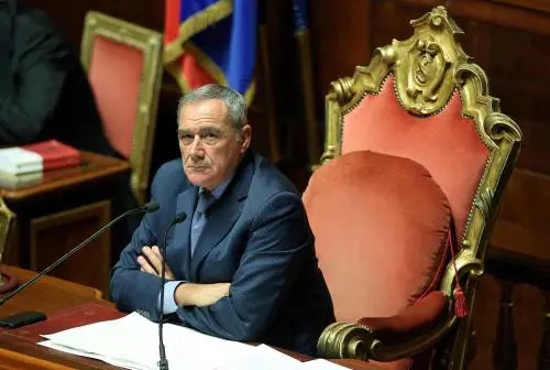 I due volti di Grasso pasticcione al Senato ma spietato col Cav