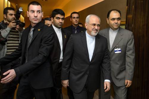 Il ministro degli Esteri iraniano, Mohammad Javad Zarif (secondo da destra) a Ginevra
