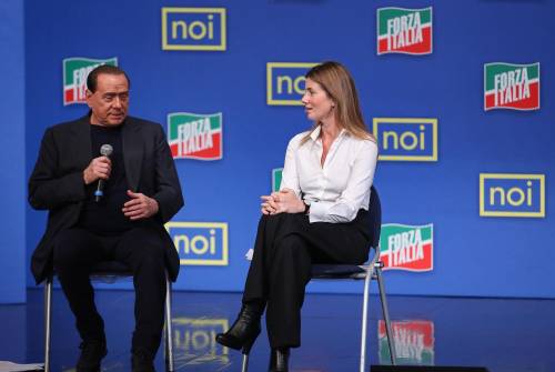 Il leader di Forza Italia, Silvio Berlusconi, sul palco con Annagrazia Calabria