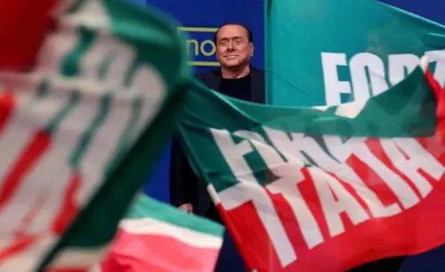 Berlusconi non molla e scende in piazza 