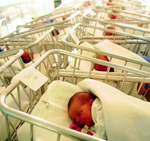Lei abbandona il figlio. E il padre per legge non può sapere dov'è