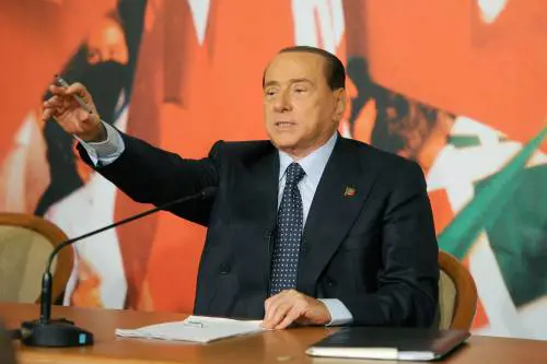 Il Cavaliere non parla in Senato, per difendersi sceglie la piazza