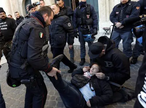 Stamina, ora i malati non sono più pazienti. Assedio a Montecitorio 