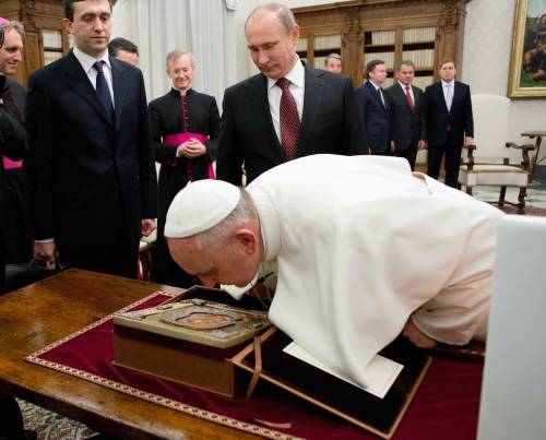 Papa Francesco bacia l'icona della Madonna di Vladimir