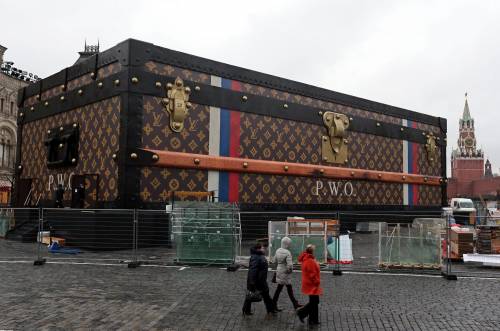 La maxi-valigia Louis Vuitton nella piazza Rossa di Mosca fa infuriare i comunisti russi