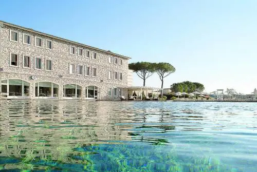 Saturnia, dove da tremila anni un bagno aiuta a vivere meglio