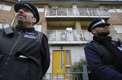 Polizia di guardia davanti all'edificio a Brixton