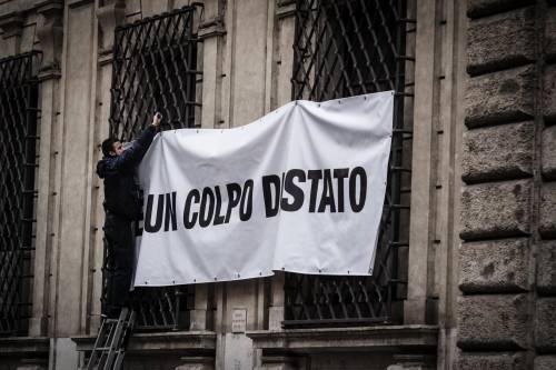 Lo striscione di Forza Italia sequestrato dalla polizia