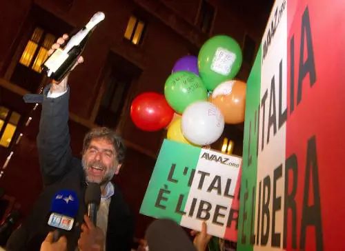 Tra brindisi, insulti, sfottò gli anti Cav festeggiano: "Ora tocca a tutti gli altri"